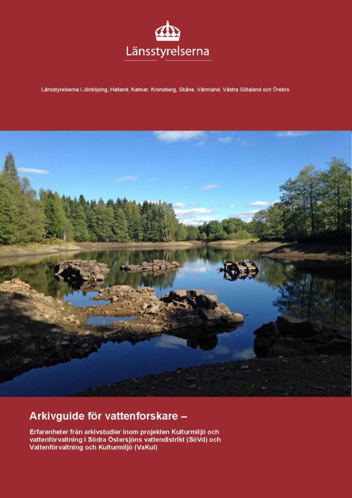 Bild på framsidan av rapporten "Arkivguide för vattenforskare". Foto på en delvis tömd damm med uppstickande stenkonstruktioner och ett vattenhjul vid Algrena i Aspaån i Örebro län.