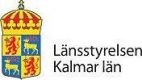Logotype för Länsstyrelsen Kalmar med fyra färgfält i gult och blått med två lejon i rött och två hjortdjur i gult, krönt av en krona i gult och rött