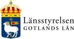 Logotype för Länsstyrelsen Gotlands län med ett vitt får och gult kors med gul-röd flagga på blå botten krönt av en krona i gul, röd, vit och lite blå färg.